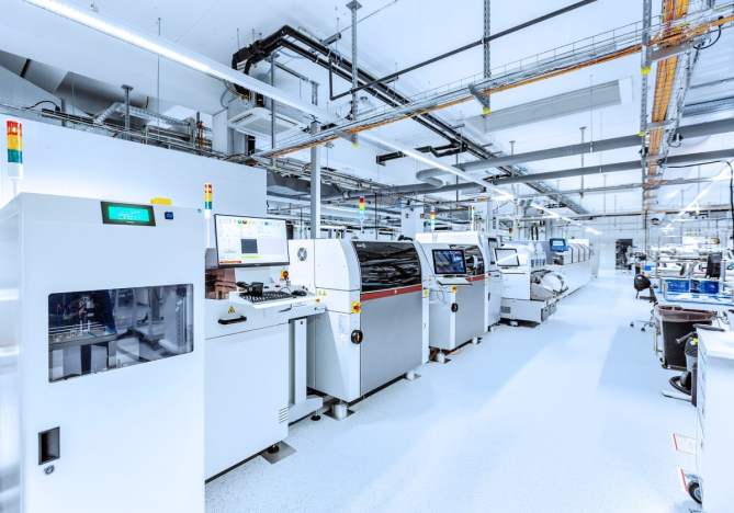 Production line optimised for the manufacture of weldable components, such as BGA (ball grid arrays).